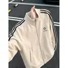 Chaqueta de cuero PU con patrón de lichi y tres rayas estilo americano, unisex, colección de otoño, marca retro moderna, a prueba de viento, funcional, deportiva, cuello alto