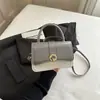 Bolso pequeño cuadrado de charol brillante con bloques de color para mujer, con una hebilla redonda metálica, correa cruzada desmontable y un sofisticado diseño de un solo hombro.
