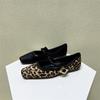 Zapatos Europeos para Mujer 2026 Primavera y Otoño Nuevo Estilo Correa Única Estampado de Leopardo Puntera Cuadrada Zapatos Planos Artículos Europeos Boca Baja Zapatos Individuales para Mujer