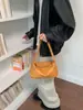 2026 nueva bolsa de axila con remaches estilo motocicleta retro, bolso de hombro de cuero suave para mujer, bolso cruzado, bolso de mano de nicho y de alta gama