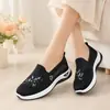 Zapatos de Tela Old Beijing Bai Zhenhe para Mujer, Zapatos de Malla Bordados Huecos Transpirables de Suela Suave, Slip-On de Suela Gruesa para Madres de Mediana Edad y Mayores