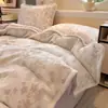 Diseño de tallado tridimensional - un juego de ropa de cama de invierno de cuatro piezas con tela de terciopelo de leche engrosada, que incluye una sábana bajera y una funda de edredón de vellón de coral por ambos lados