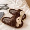 Lindas pantuflas peludas a cuadros de cachorro para mujer, nuevas pantuflas de algodón cálidas antideslizantes para el hogar de otoño e invierno para hombre