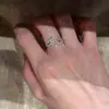 Anillo de cristal negro con estilo geométrico frío, diseño de nicho, personalidad de moda, sensación avanzada, anillo abierto, moda femenina popular en Internet.