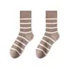 Meias de Melaleuca Femininas Meias de Cano Médio Listradas Cor Café Meias Largas Meias Longas Estilo Outono e Inverno Meias Longas Quentes de Outono e Inverno Atacado