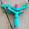 Aspersor Automático para Granja Aspersor con Cabezal Giratorio de 360 Grados Aspersor de Brazo Oscilante de Tres Boquillas de 1 Pulgada Aspersor para Jardín Pistola de Rociado con Brazo Oscilante