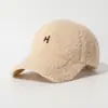 Boné de Baseball Bordado com Letra H Versão Coreana Ins para Mulheres, Lã de Cordeiro Outono e Inverno Quente Moda Que Afina o Rosto Bico de Pato Tendência