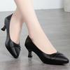 Sapatos Dropshipping 2025 Novo Estilo Confortáveis Solado Macio Versátil Elegantes Sapatos de Couro Sapatos de Verão para Mulheres de Meia-Idade e Idosas