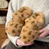 Chinelos de Pelúcia Estampa de Leopardo Femininos 2026 Outono/Inverno Novo Estilo Internos Com Veludo Plus Espessados Quentes Confortáveis Como Pisar em Merda Chinelos de Algodão para Casa