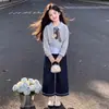 Estação da primavera e do outono: um conjunto fofo e divertido de duas peças para meninas, apresentando uma blusa de moletom vibrante e casual com uma gola estilosa e calças jeans versáteis de perna larga