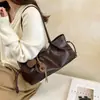 Bolso de hombro retro de nicho de lujo en piel suave para mujer, gran capacidad, perfecto para salidas de otoño y para ir al trabajo, estilo baguette bajo el brazo