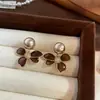 Brincos de Pérola em Forma de Pétala Cor de Café Retrô Outono/Inverno para Mulheres, Elegantes e Versáteis Estilo Hong Kong Moda Nicho Brincos para o Dia a Dia