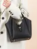 Bolso de mano de comercio exterior, piel genuina, gran capacidad, bolso tote para el trabajo, negro, versátil para uso diario, bolso tipo cubo transfronterizo, venta al por mayor personalizada