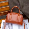Bolsa de Couro Bovino Oleado 2026 Nova Elegante e Fashion Boston Handbag com Toque de Luxo para Mulheres, Bolsa Transversal