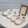 Zapatillas blancas con suelas suaves, transpirables, ligeras, zapatos casuales para estudiantes, zapatillas deportivas de malla para niñas, zapatos antideslizantes de primavera y otoño para niños
