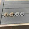 Brincos V Banhados a Ouro Mi Ouro Full Diamond TO Femininos Inseridos à Mão Diamante de Alto Carbono Moda All-match Brincos de Luxo Leve Outlet de Fábrica Feminino