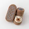 Calcetines de piso gruesos nuevos de otoño e invierno para bebé, calcetines cálidos de rizo antideslizantes para recién nacido, calcetines de algodón con dibujos de oso