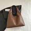 Bolso de Hombro Popular Tejido de Moda para el Trabajo Diseño Sencillo de Nicho Bolso de Hombro Elegante de Gran Capacidad Nuevo