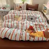 Conjunto de Quatro Peças Bordado de Gatinho Fofo para Toalha, Capa de Edredom Macia e Amiga da Pele, Conjunto de Lençóis de Três Peças em Algodão Puro Lavado para Dormitório Estudantil