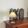 Lámpara de Mesa de Tela Plegada Nórdica para Dormitorio, Mesita de Noche, Luz de Noche de Alta Gama para Niñas, Iluminación Decorativa Creativa de Celebridad de Internet