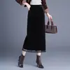 Saia reta com patchwork de veludo e renda, com silhueta em A fluida e justa, uma saia midi estilosa para a temporada outono/inverno de 2026