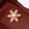 Broche Flor de Zircônia Pérola Usado Simples Fashionável Temperamento Versátil Design de Pino Senso de Design Leve Luxo Acessório de Toque de Alta Classe