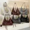 Bolso de hombro tipo tote de moda europea y americana para mujer, nuevo modelo otoño 2026, bolso biker de gran capacidad con remaches, bolso cruzado para el día a día