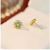 Plata de Ley S925 Chapada en Oro de 18K, Pendientes de Flor de Cinco Pétalos con Diamante Verde Estilo Francés, Estilo Nicho, Minimalista, Exquisitos, Pendientes Versátiles
