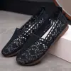 Novo Estilo de Verão Sapatos de Malha Old Beijing, Sapatos de Tecido de Malha Respirável, Sapatos Femininos de Corte Baixo com Renda Vazada, Sapatos Casuais para Mãe com Solado Macio