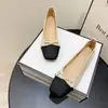 Novos Sapatos Femininos Estilo Francês Primavera/Verão 2026 com Solas Macias, Solas Planas, Strass, Pérolas, Sapatos de Salto Baixo Gentis e Versáteis para Comércio Transfronteiriço