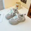 Sapatos de Pai para Meninas Primavera e Outono Novos Malha Respirável Solado Macio Antiderrapante Sapatos Esportivos Estilo Princesa Florida Infantil Sapatos Casuais