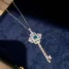Collar con Colgante de Llave Esmeralda Cuadrado de Zircón Flor de Llave Elegante y con Estilo Cadena para Clavícula Collar de Alta Gama para Mujeres