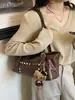 Bolso pequeño popular transfronterizo con remaches para mujer, nuevo bolso cuadrado pequeño de moda versátil 2026 para el hombro, bolso de hombro retro para commuting