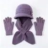 Conjunto de três peças para mãe para outono e inverno: novo chapéu de tricô floral com pelo de coelho, cachecol e luvas para aquecimento e proteção das orelhas