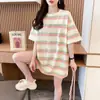 Camiseta Colorida Listrada de Manga Curta Estilo Estudante, Tendência e Única, para Mulheres, Nova Chegada Verão 2026, Solta, Tamanho Plus, Top Juvenil