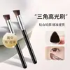 Pincel de Maquiagem Triângulo Oblíquo, Pincel para Corretivo, Pincel Único com Cerdas Macias Que Não Absorvem Produto, Pincel Iluminador para Olheiras Sem Marcas, Pincel com Cabo Longo