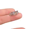 Anel Popular Xiaohongshu Dune Pequeno Diamante Anel de Três Camadas com Diamantes Brilhantes Moda Feminina Simples Empilhável Anel para Dedo Indicador Micro-Embutido
