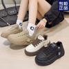 Tênis Branco de Sola Grossa para Mulheres 2025 Primavera Novo Versátil de Sola Macia Tênis Esportivo Plataforma Couro Macio Sapatos Casuais Sapatos Pão