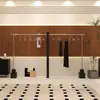 Estante de exhibición para tienda de ropa acero inoxidable negro montado en la pared perchero para colgar ropa oferta especial del comprador estante de exhibición de ropa estante para tienda de ropa de mujer