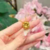 Tienda de Oro Mismo Estilo Arena Dorada Accesorios DIY con Diamantes, Colgante Pequeño Flor Dorada Cepillada, Pulsera Flor de Ciruelo, Accesorios para Collares con un Toque de Alta Gama