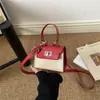 Bolsa Feminina Pequena Quadrada Retrô Fashionável de Mão com Fivela de Cadeado Novo Estilo 2026 Simples e Elegante Texturizada de Ombro Único Transversal de Mão