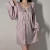 Vestido de Noche de Satén Jacquard de Encaje Sexy con Escote en V Profundo de Tirantes Rosa Hebilla Vintage Borla Bata Traje de Casa J3905
