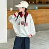 Conjunto de sudadera de dibujos animados para niñas estilo coreano, conjunto de dos piezas de estilo universitario moderno para primavera y otoño, jeans nuevos 2026