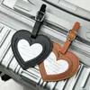 Etiqueta de equipaje con forma de corazón de cuero PU colorido en stock transfronterizo, etiqueta de equipaje simple anti-pérdida, etiqueta de facturación