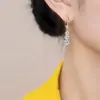 Elegante Argola de Orelha com Franja de Cristal Zircônia Cinza Preto Super Brilhante Brincos de Design de Nicho de Luxo Leve Brincos Versáteis para Mulheres