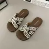 Sandalias planas de suela blanda estilo Chanel 2026 nuevo modelo pantuflas planas de perlas para mujer, versátiles para usar al aire libre, pantuflas de playa de verano