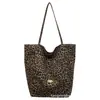 2026 Nova Bolsa Tote Estampada de Leopardo, Bolsa de Ombro, Bolsa de Ombro de Grande Capacidade, Bolsa Feminina, Bolsa de Lona Versátil