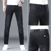 Calça jeans branca de alta qualidade de Hong Kong para homens, corte reto slim, novo estilo de seda gelada para o outono de 2026, adequada para uso profissional