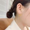 Aretes personalizados de aro ovalado retro dorado de acero de titanio 2024 de moda estilo europeo y americano degradado en forma de U