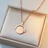 Collar de Acero de Titanio Grabado Rotatorio de Doble Cara Estilo Europeo y Americano Inspirado en el Viento, Colgante de Nicho de Lujo Ligero, Joyería de Cadena Versátil para la Clavícula